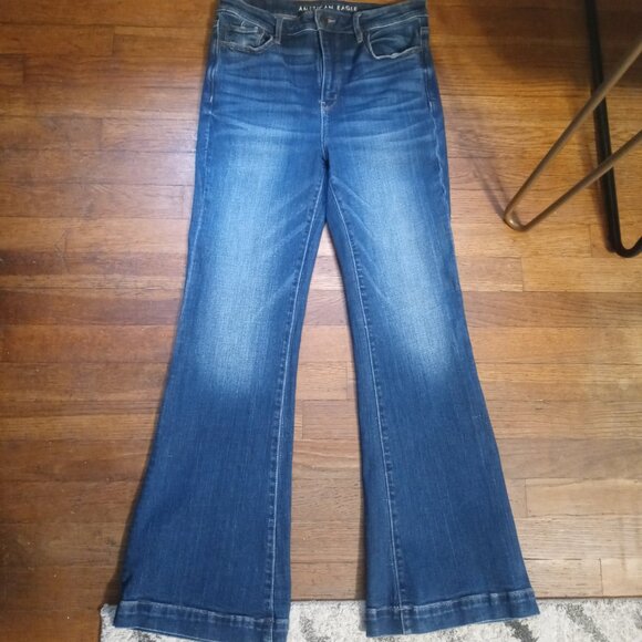 AMERICAN EAGLE stretch super hi-rise flare jeans in Dark Rinse (8 short) - Picture 5 of 13
